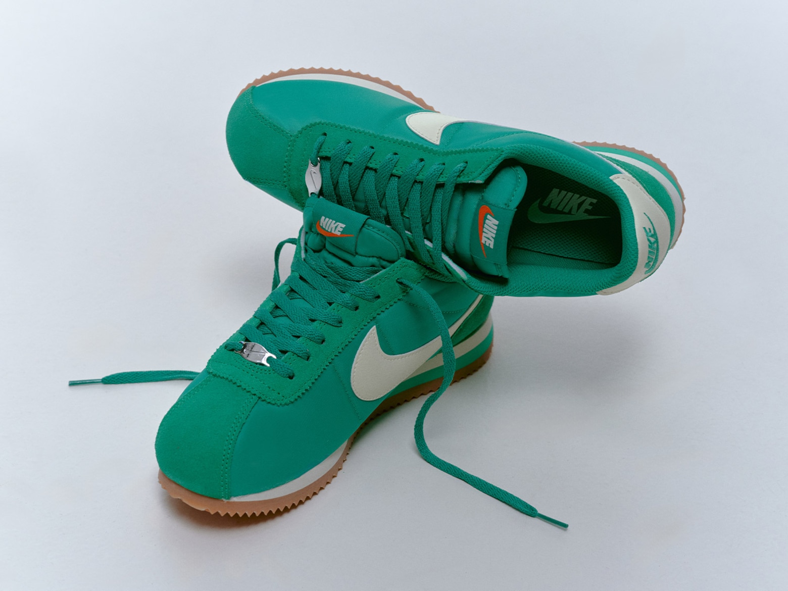 Sommerstyles, der tør skille sig ud Dristige sneakers, større bevægelser