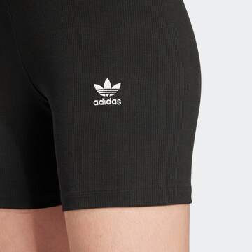 ADIDAS ORIGINALS Skinny Shorts 'Essentials' in Schwarz