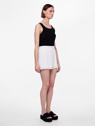 regular Pantaloni 'PCOlline' di PIECES in bianco