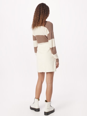 Gonna 'DISUNE' di b.young in bianco
