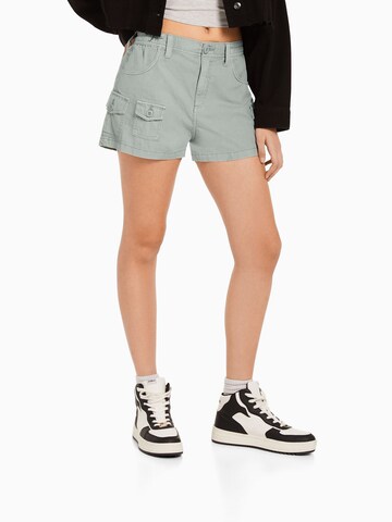 Bershka Loose fit Cargo trousers in Green: front