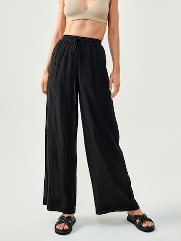 St MRLO Wide Leg Hose 'CASEY' in Schwarz: Vorderseite