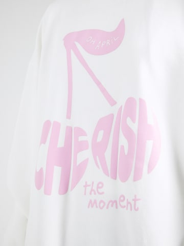 OH APRIL Sweatshirt 'Cherish Moment' i vit
