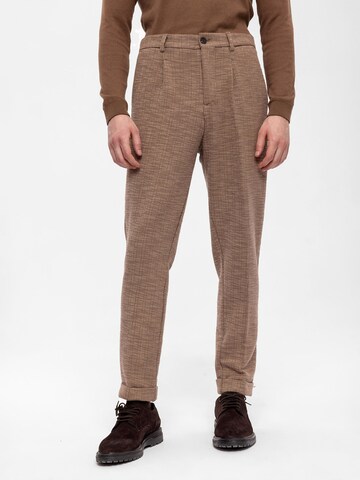 Antioch Tapered Élére vasalt nadrágok - barna: elől
