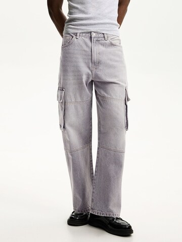Bershka Loose fit Cargo jeans in Grey: front
