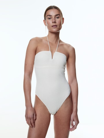 EDITED Bandeau Badeanzug 'Xaly' in Weiß: Vorderseite