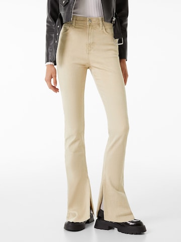 Bershka Flared Trousers in Beige: front