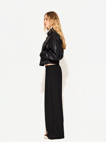 Bershka Wide Leg Housut värissä musta