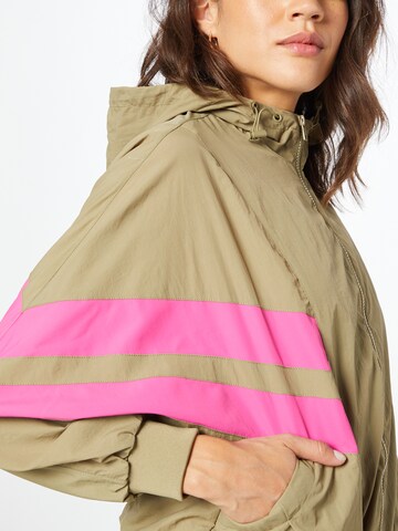 Urban Classics Демисезонная куртка 'Crinkle Batwing' в Зеленый