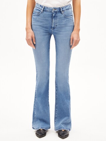 ARMEDANGELS Flared Jeans 'ANAMAA' in Blau