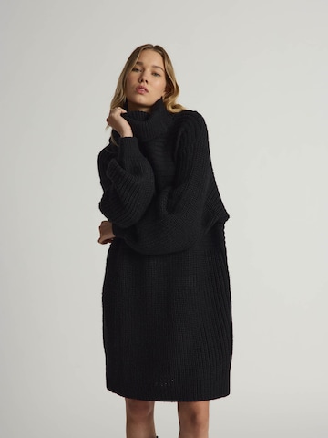 VERSTIQUE Oversized mekko värissä musta: etupuoli