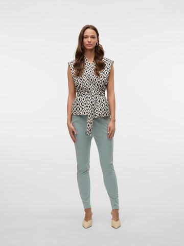 VERO MODA Tapered Élére vasalt nadrágok 'VMEva' - zöld