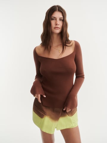 ABOUT YOU x Laura Giurcanu - Pullover em castanho: frente