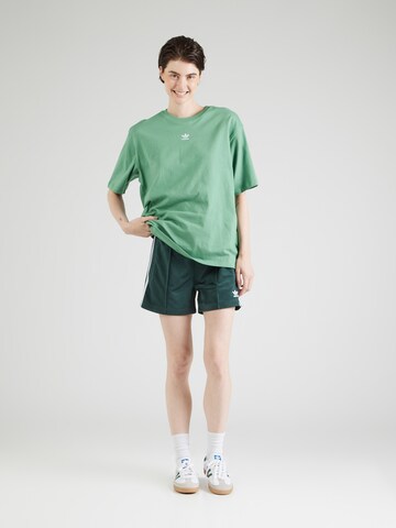 ADIDAS ORIGINALS - Camiseta 'Essentials' en verde