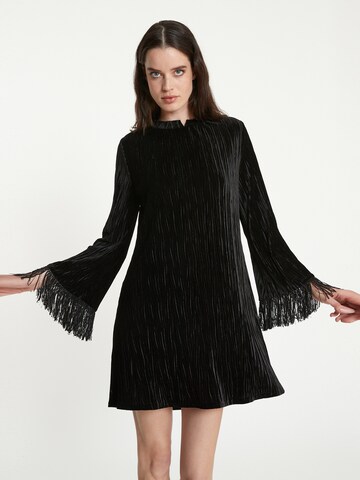 Ana Alcazar Cocktailjurk ' Talli ' in Zwart: voorkant
