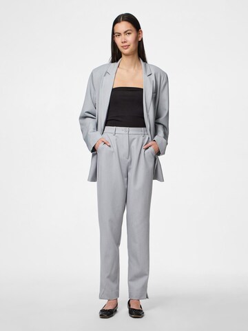 Regular Pantalon 'PCKamil' PIECES en gris