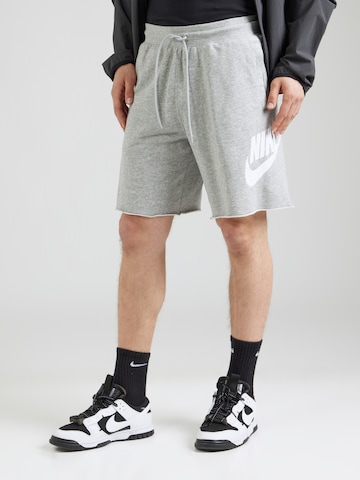 Loosefit Pantalon 'CLUB ALUMNI' Nike Sportswear en gris : devant