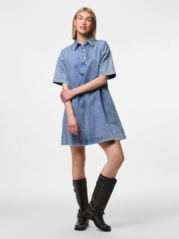 Robe-chemise 'KENYA' PIECES en bleu : devant