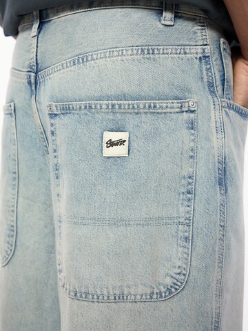 Pull&Bear Loosefit Džíny – modrá