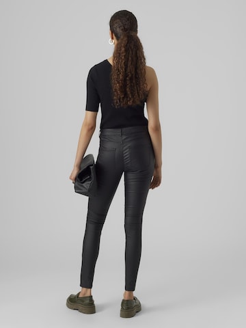 VERO MODA Skinny Nadrág 'Seven' - fekete