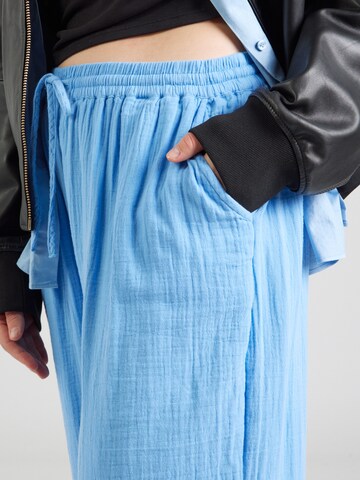 ONLY Carmakoma - Loosefit Pantalón 'CARTHYRA' en azul