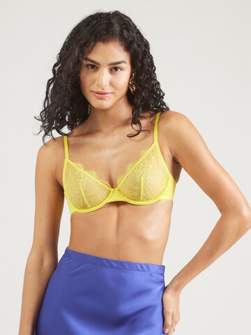 T-shirt Reggiseno 'Romeo' di LOVE Stories in giallo: frontale