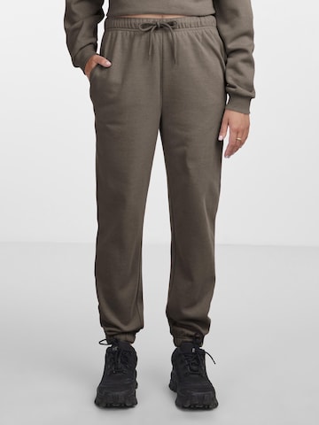 Tapered Pantaloni 'PCCHILLI' de la PIECES pe maro: față