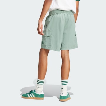 žalia ADIDAS ORIGINALS Laisvas Laisvo stiliaus kelnės 'Trefoil Essentials'