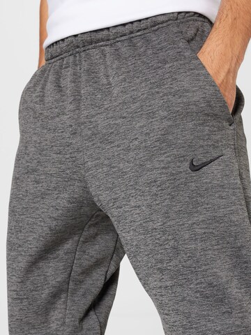 NIKE Tapered Sportbroek in Grijs
