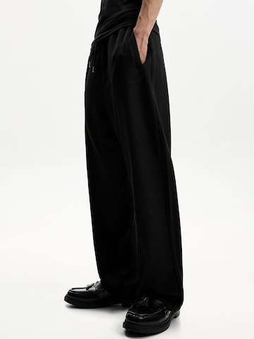 Bershka Wide leg Trousers in Black: front