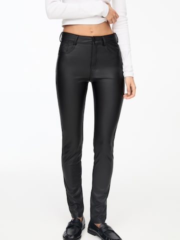 Skinny Pantaloni de la Pull&Bear pe negru: față