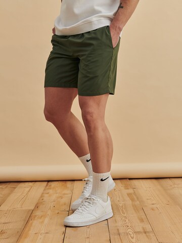 DAN FOX APPAREL Regular Панталон 'Dante' в зелено: отпред