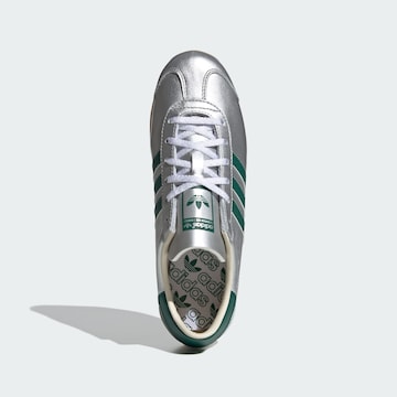 sidabrinė ADIDAS ORIGINALS Sportbačiai be auliuko 'Country'