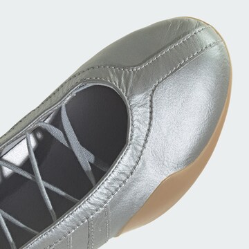 ADIDAS ORIGINALS - Bailarinas con hebilla 'Taekwondo Mei' en plata