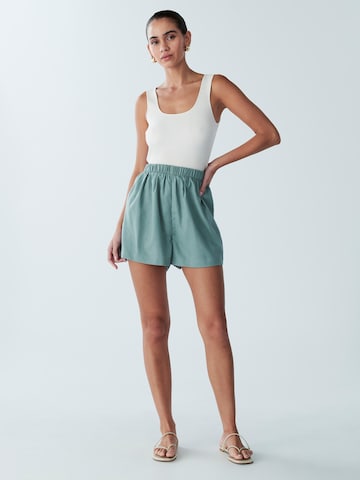 St MRLO Loosefit Hose 'KADY' in Grün: Vorderseite