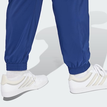zils ADIDAS SPORTSWEAR Pakapēniski sašaurināts piegriezums Sporta bikses 'Essentials'