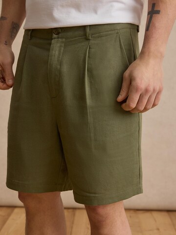 DAN FOX APPAREL Regular Pleat-Front Pants 'Alan' in Green