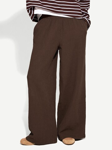 Wide leg Pantaloni di Bershka in marrone: frontale
