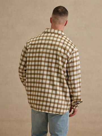 DAN FOX APPAREL Välikausitakki 'Benjamin' värissä ruskea