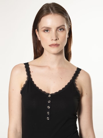 Top de la Influencer pe negru