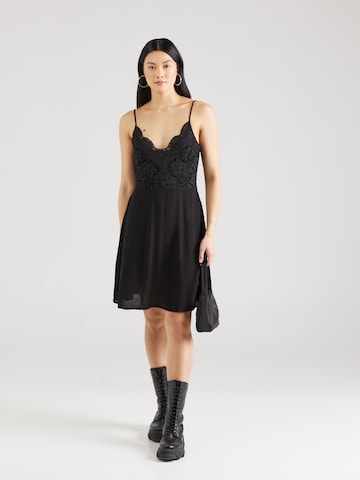 Rochie 'Caro' de la ABOUT YOU pe negru: față