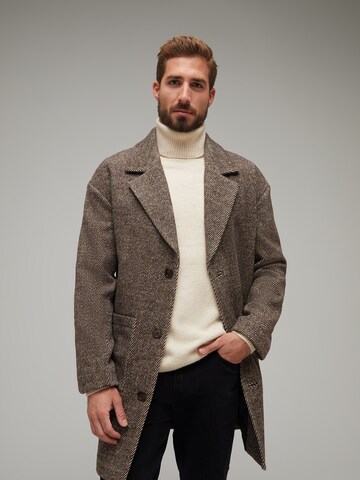 TRAPP Between-Seasons Coat 'Adrian' in Brown: front