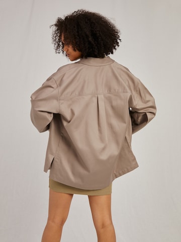 A LOT LESS - Chaqueta de entretiempo 'Lana' en beige