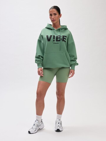 V!BE STUD!OS Sweatshirt in Green