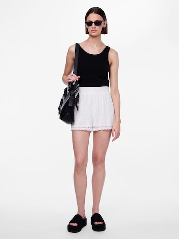 regular Pantaloni 'PCOlline' di PIECES in bianco