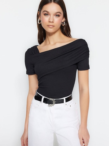 Body de la Trendyol pe negru: față