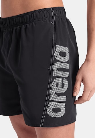 Pantaloncini sportivi da bagno 'FUNDAMENTALS  LOGO BOXER' di ARENA in nero