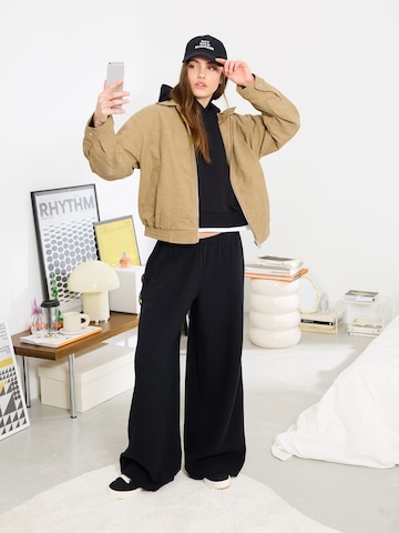 Wide leg Pantaloni di Bershka in nero