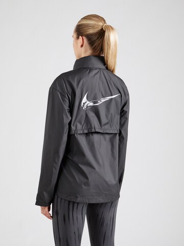 NIKE Outdoorjas 'SWSH HBR FAST RPL' in Zwart