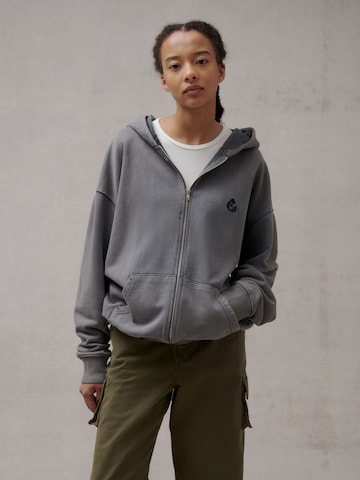 THE ELECTRIC STATE COLLECTION Sweatjacke in Grau: Vorderseite